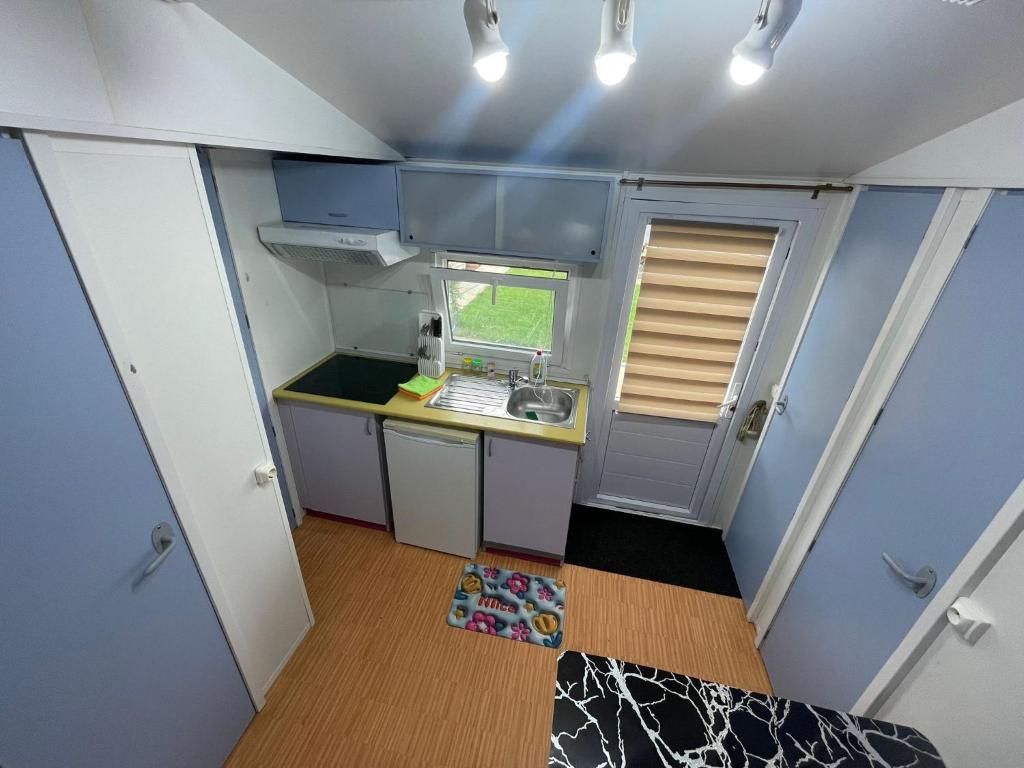 Kuchyň nebo kuchyňský kout v ubytování Casă mobilă 2