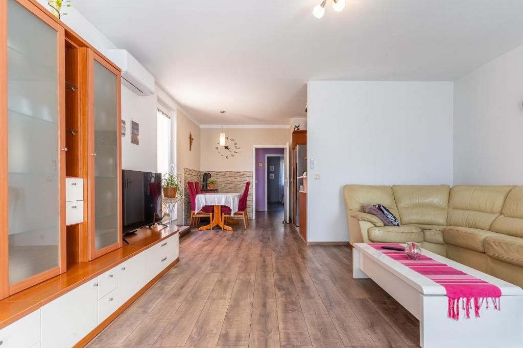 TV a/nebo společenská místnost v ubytování Apartman Laura