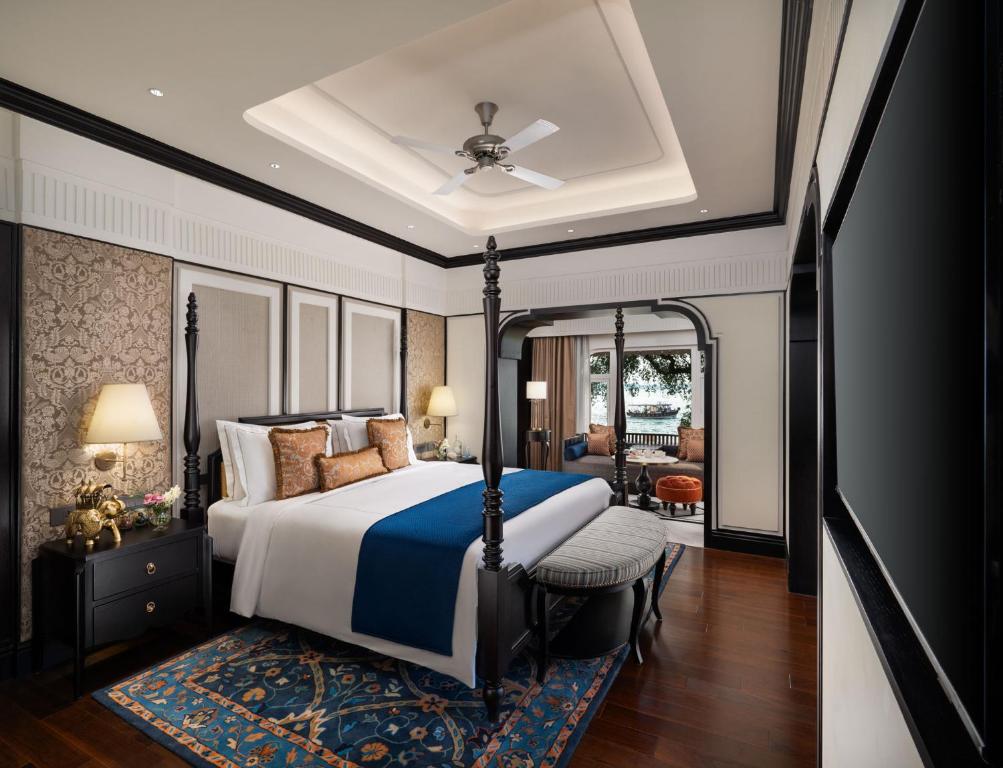 Postel nebo postele na pokoji v ubytování Taj Malabar Resort & Spa, Cochin.