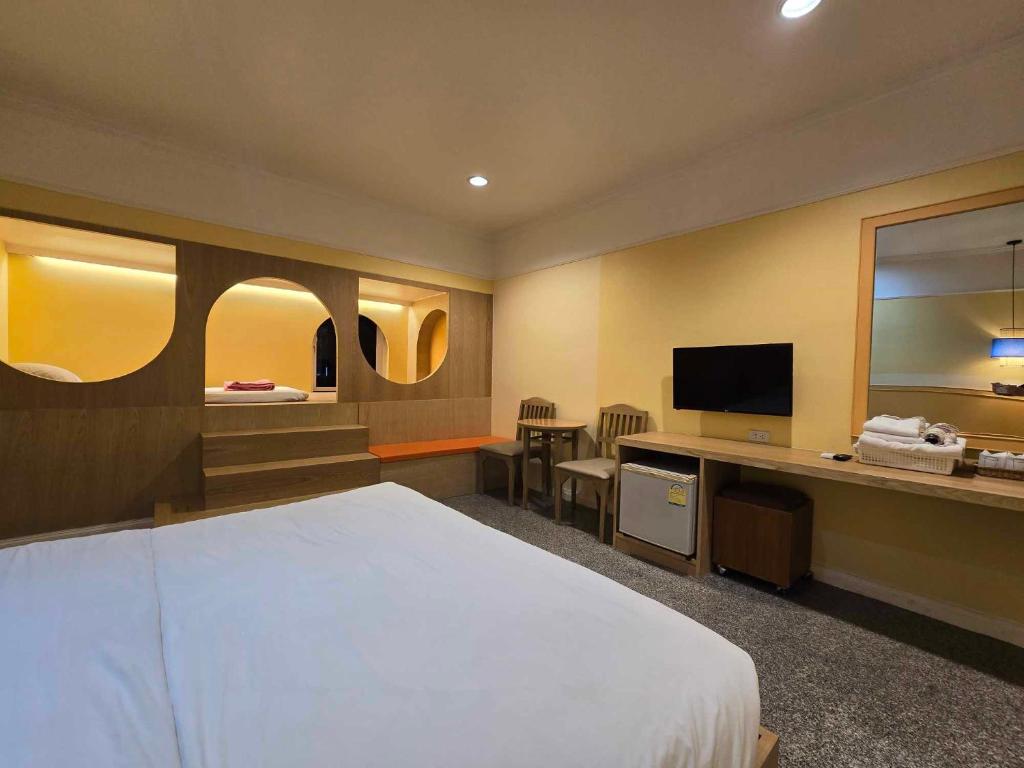 TV a/nebo společenská místnost v ubytování Goldenland Hotel Chiangrai