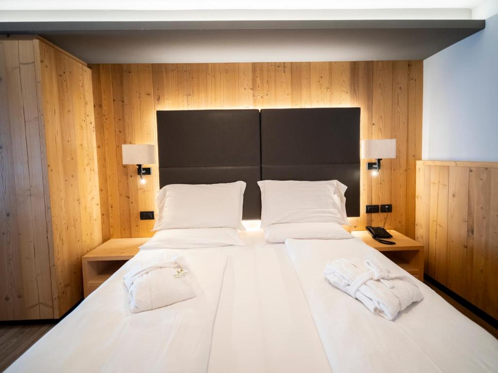 Postel nebo postele na pokoji v ubytování Hotel La Montanara Predazzo