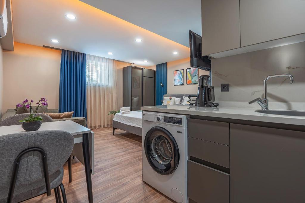 Kuchyň nebo kuchyňský kout v ubytování Doqu Suites Hotel