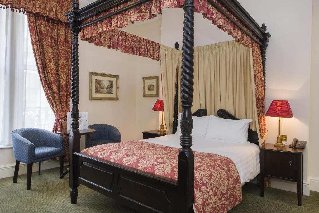 A bed or beds in a room at The Worcester Whitehouse Hotel