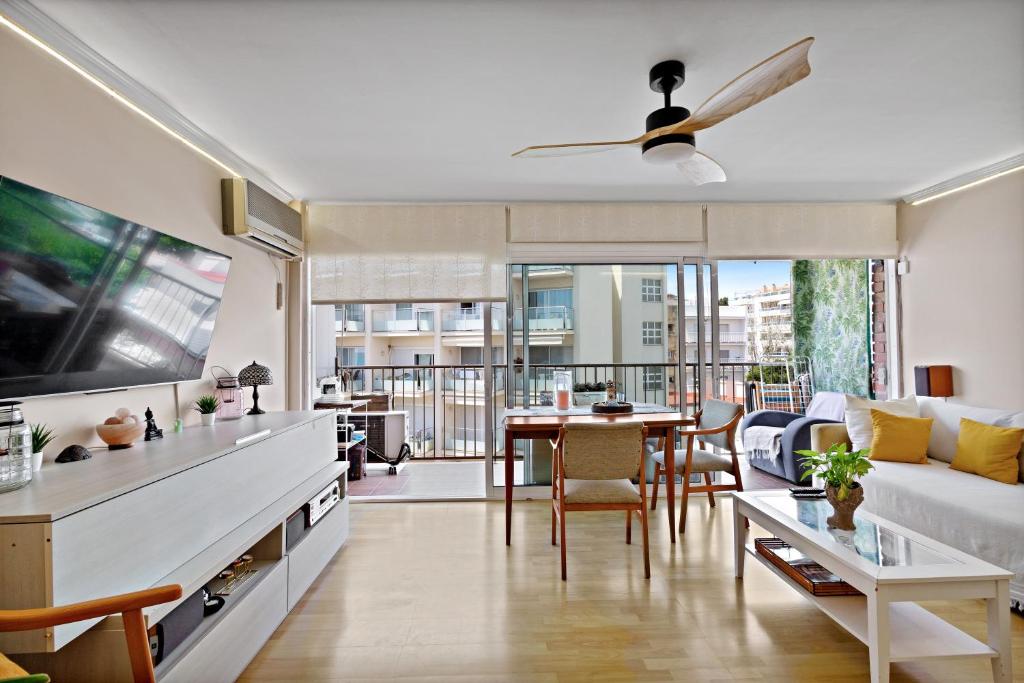 ein Wohnzimmer mit Sofa und Tisch in der Unterkunft Precioso Piso Frente Al Mar in Vilanova i la Geltrú