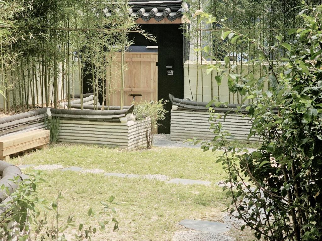 Ein Garten an der Unterkunft Hanok Hotel DAAM Seoul