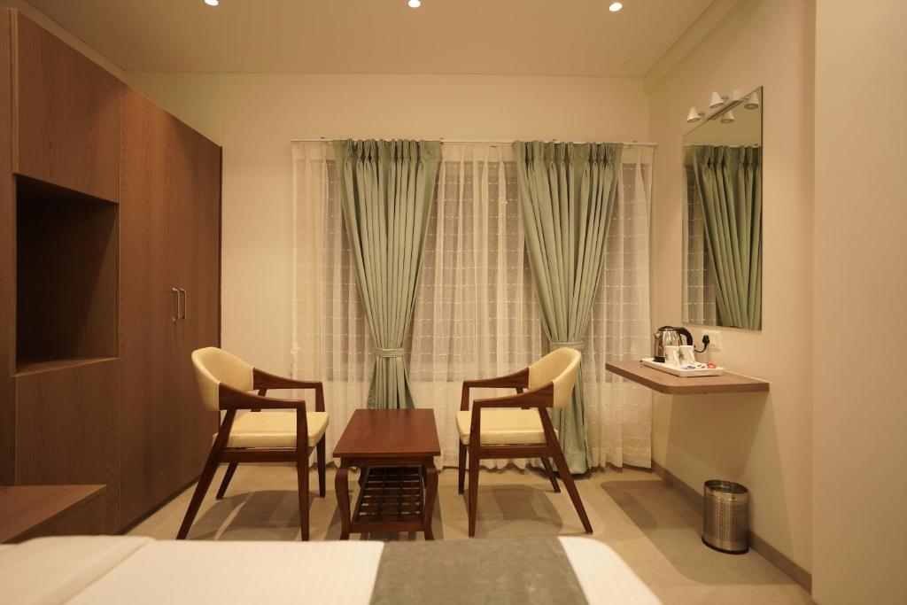 Postel nebo postele na pokoji v ubytování A Square Executive Hotel
