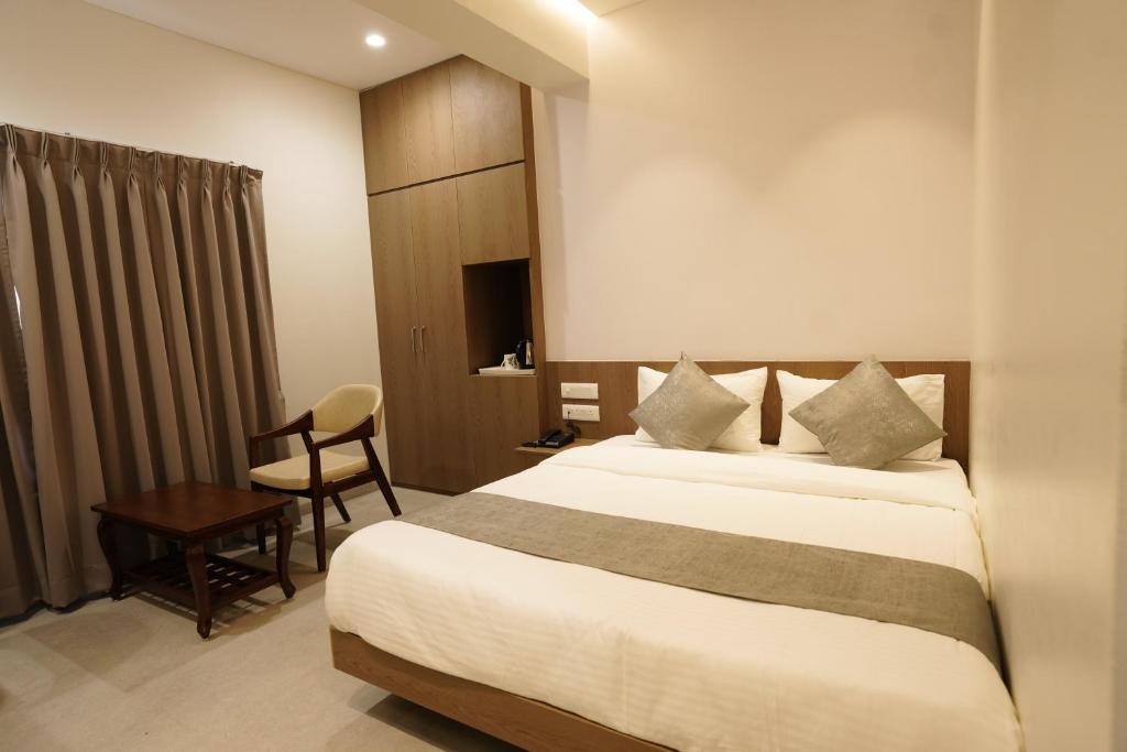 Postel nebo postele na pokoji v ubytování A Square Executive Hotel