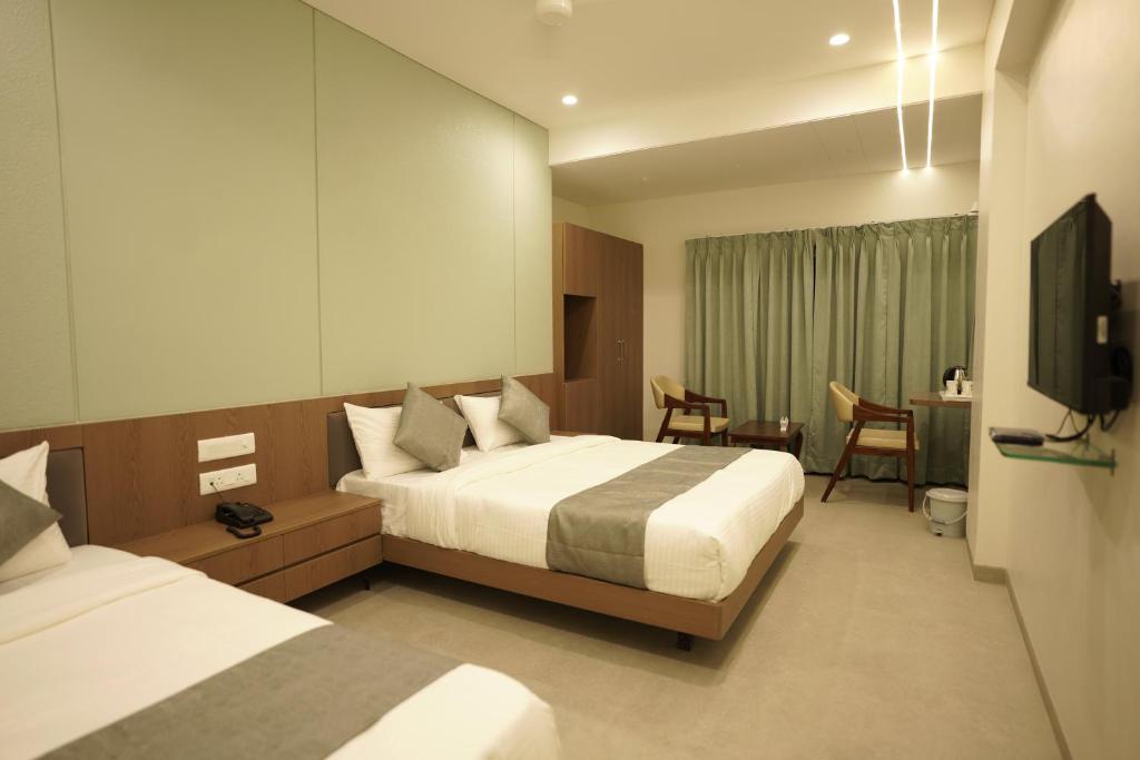 TV a/nebo společenská místnost v ubytování A Square Executive Hotel
