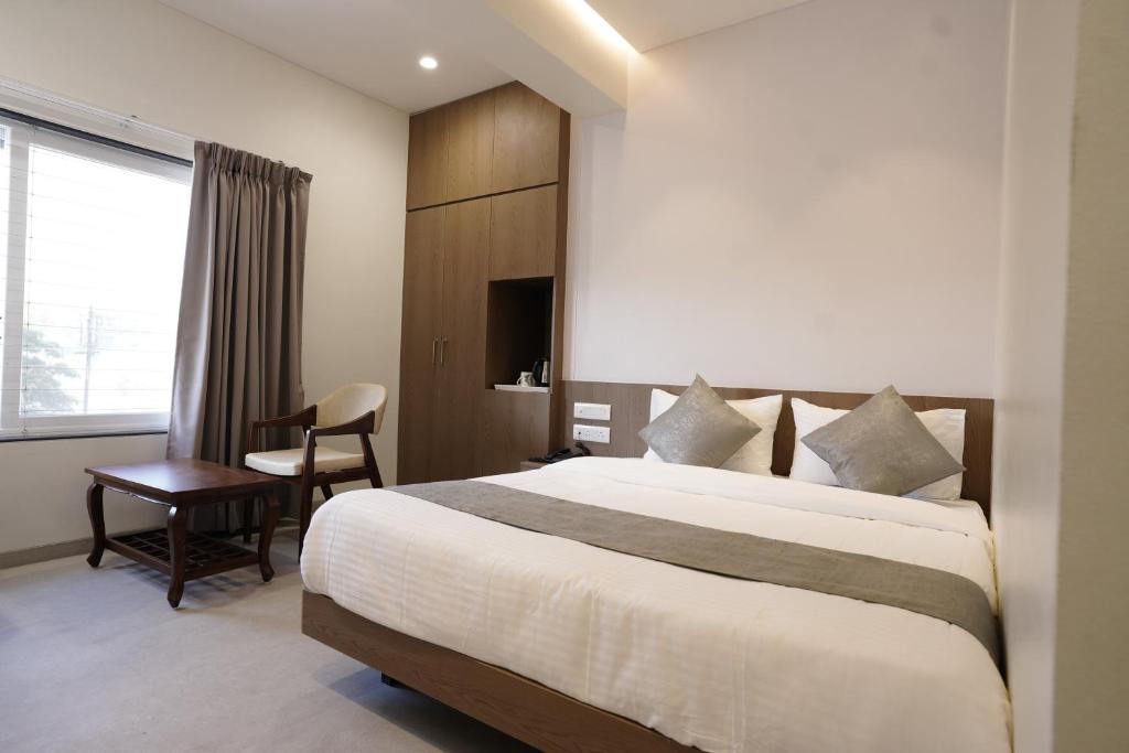 Postel nebo postele na pokoji v ubytování A Square Executive Hotel