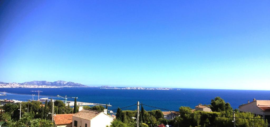 une vue sur l'océan depuis une ville dans l'établissement maison entièrement climatisée vue d'exception mer et rade de Marseille avec piscine 8 personnes, à Marseille