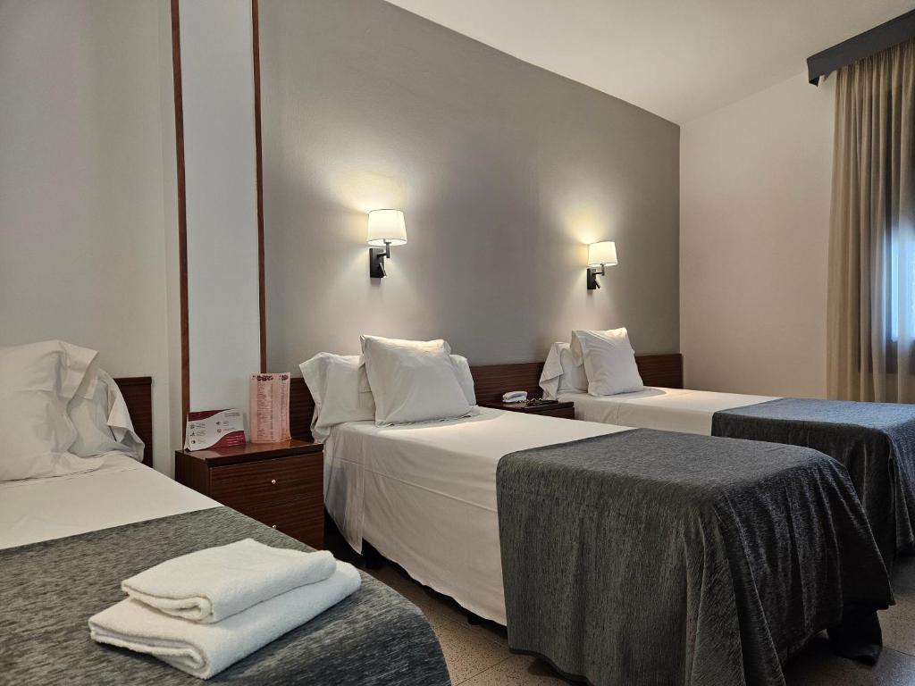 Postel nebo postele na pokoji v ubytování Hotel Les 7 Claus