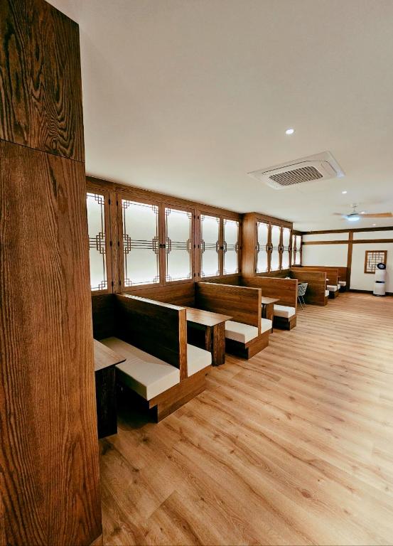 Ein Sitzbereich in der Unterkunft Hanok Hotel DAAM Seoul