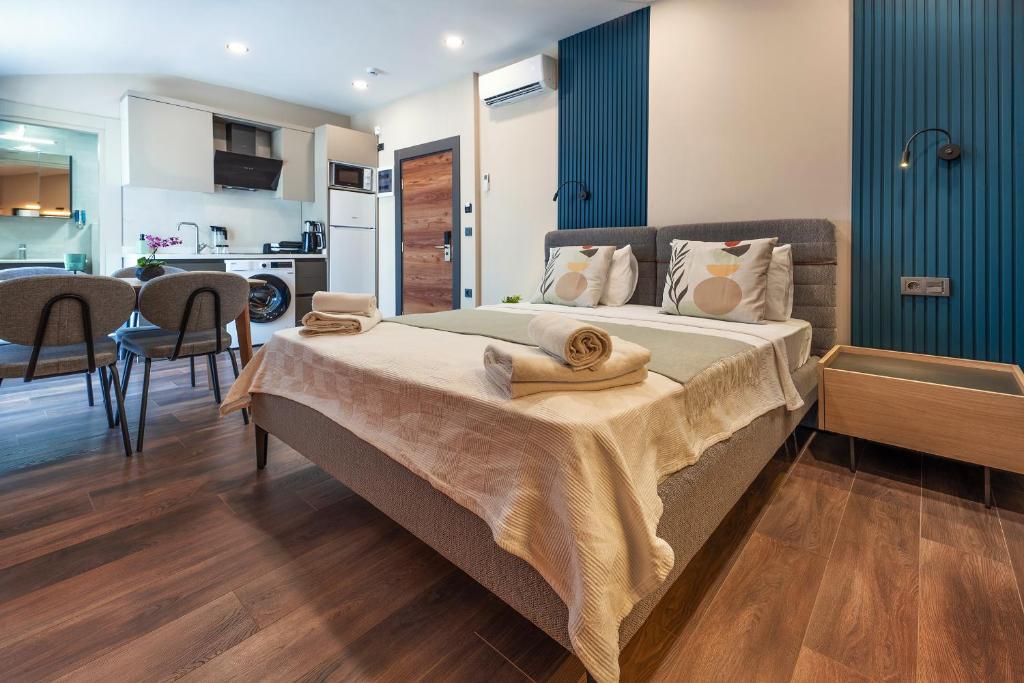 Postel nebo postele na pokoji v ubytování Doqu Suites Hotel