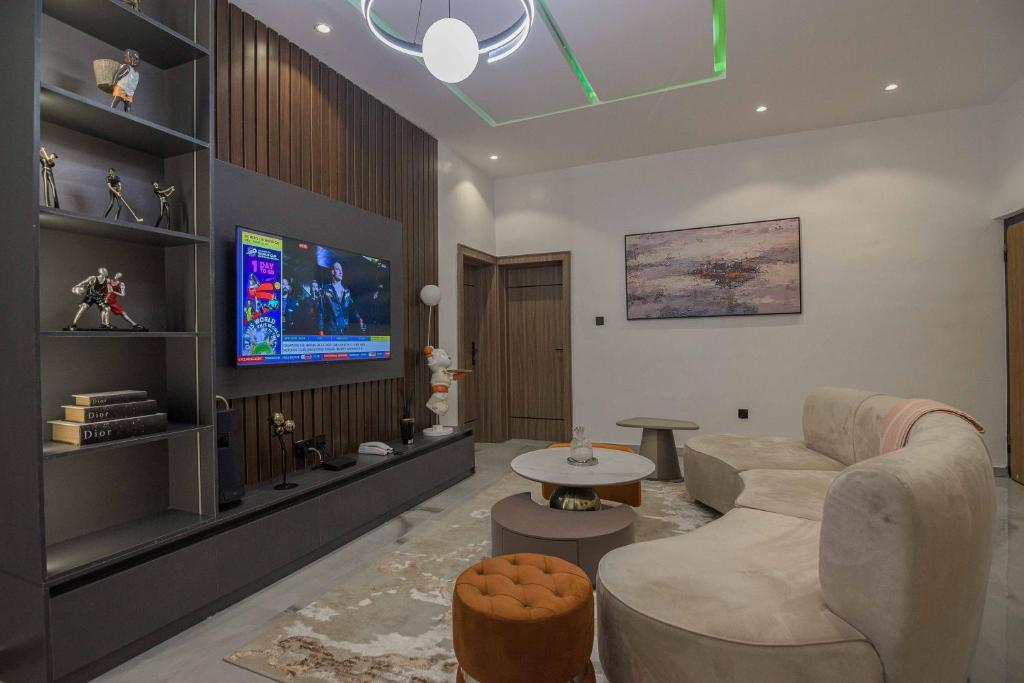 TV a/nebo společenská místnost v ubytování One90 Apartment
