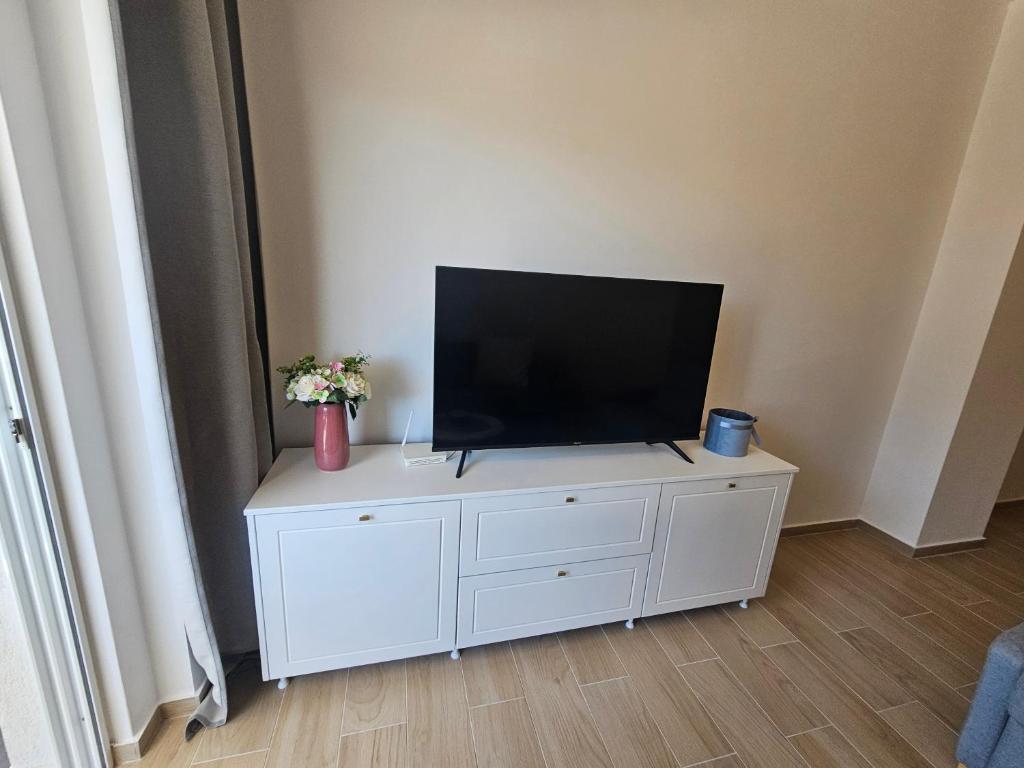 A television and/or entertainment centre at Jusal Sea View Apartment