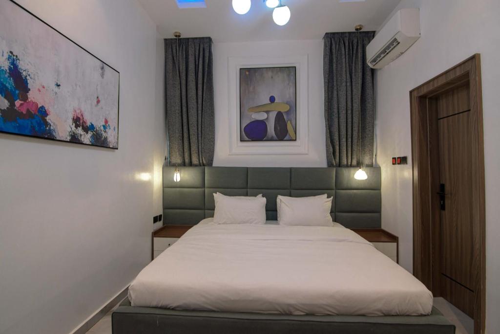 Postel nebo postele na pokoji v ubytování One90 Apartment