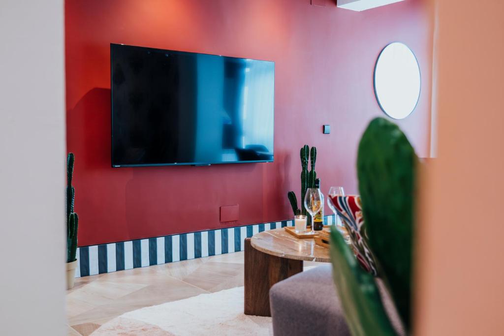 Телевизор и/или развлекательный центр в Suite85, Exclusivo Apartamento de diseño en la Playa