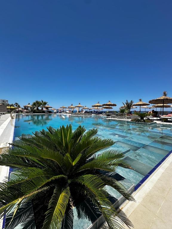 Bazén v ubytování Manolya Hotel nebo v jeho okolí