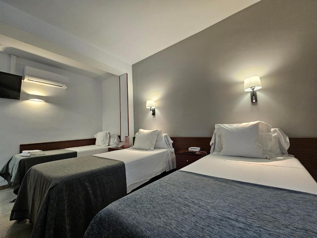 Postel nebo postele na pokoji v ubytování Hotel Les 7 Claus