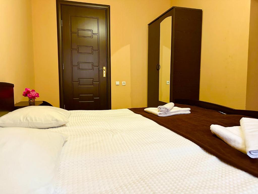 Postel nebo postele na pokoji v ubytování Mziuri Guest House