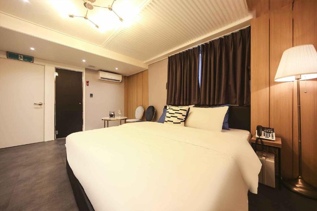Postel nebo postele na pokoji v ubytování Bay 202 Hotel