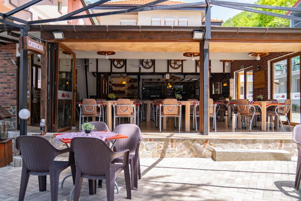 Outdoor restaurant seating