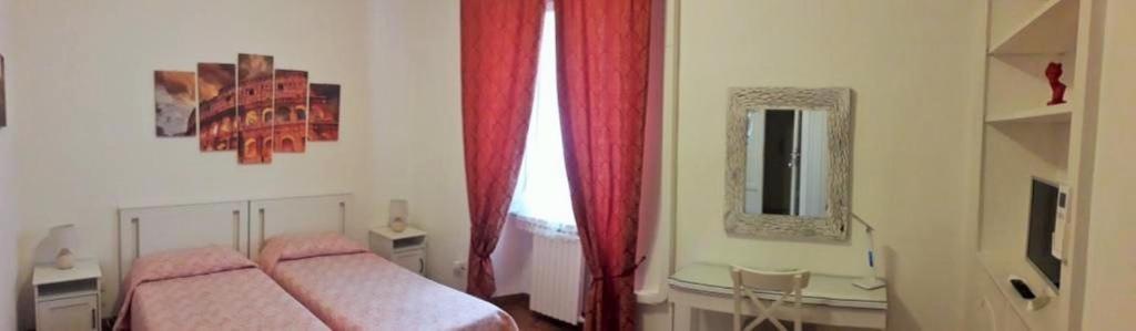 A bed or beds in a room at CiaoRoma!
