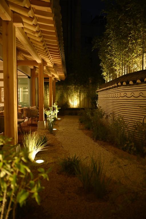 Ein Garten an der Unterkunft Hanok Hotel DAAM Seoul