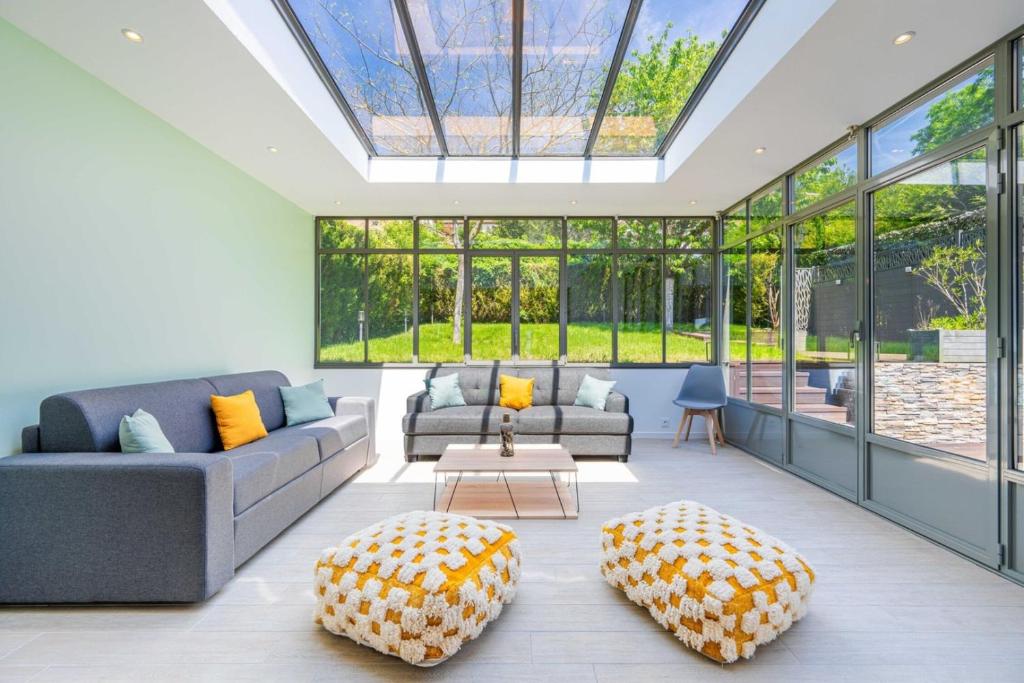 un salon ouvert avec un puits de lumière dans l'établissement Le Havre d'Argenteuil / Maison pour 10 personnes, à Argenteuil