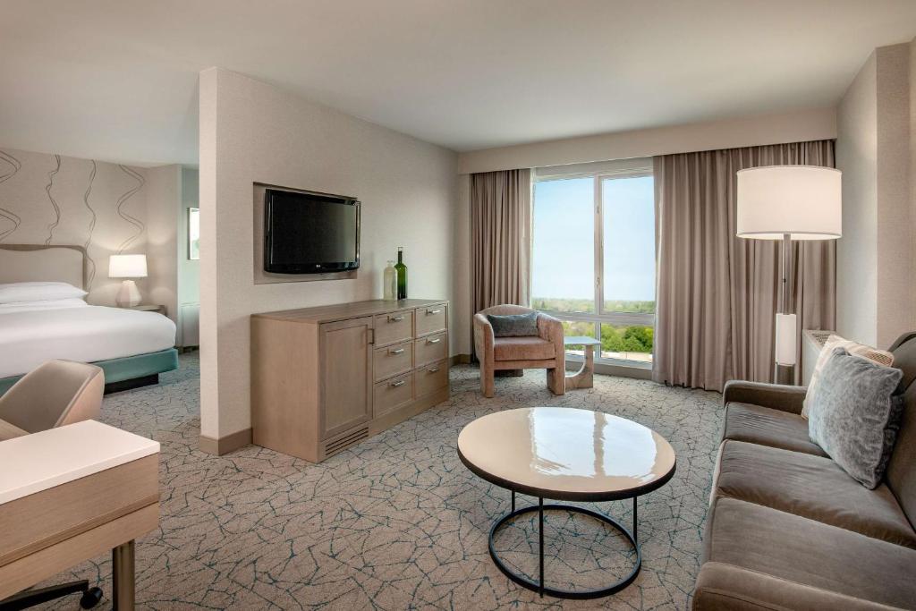 Postel nebo postele na pokoji v ubytování DoubleTree by Hilton Hotel and Conference Center Chicago North Shore