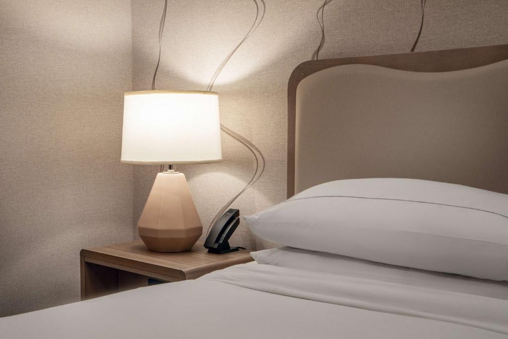DoubleTree by Hilton Hotel and Conference Center Chicago North Shore - Grote King Room