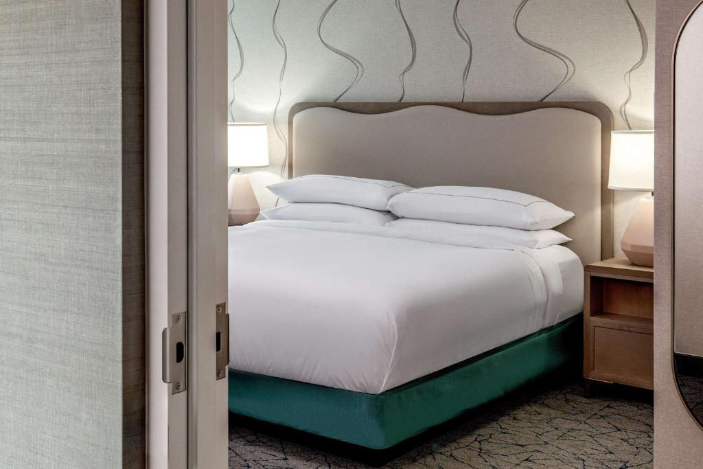 DoubleTree by Hilton Hotel and Conference Center Chicago North Shore - Junior King Suite Met Zitgedeelte