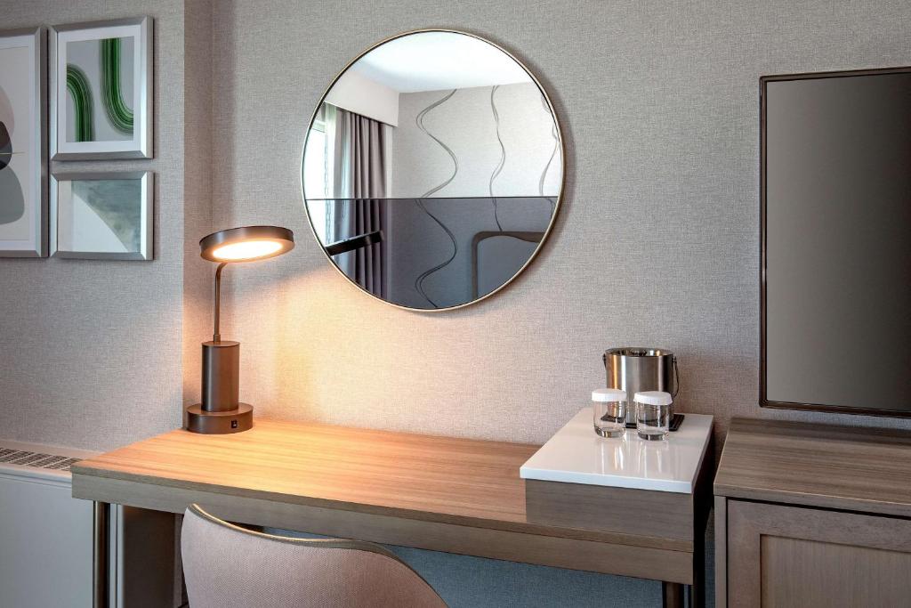 DoubleTree by Hilton Hotel and Conference Center Chicago North Shore - Queen Room - Toegang