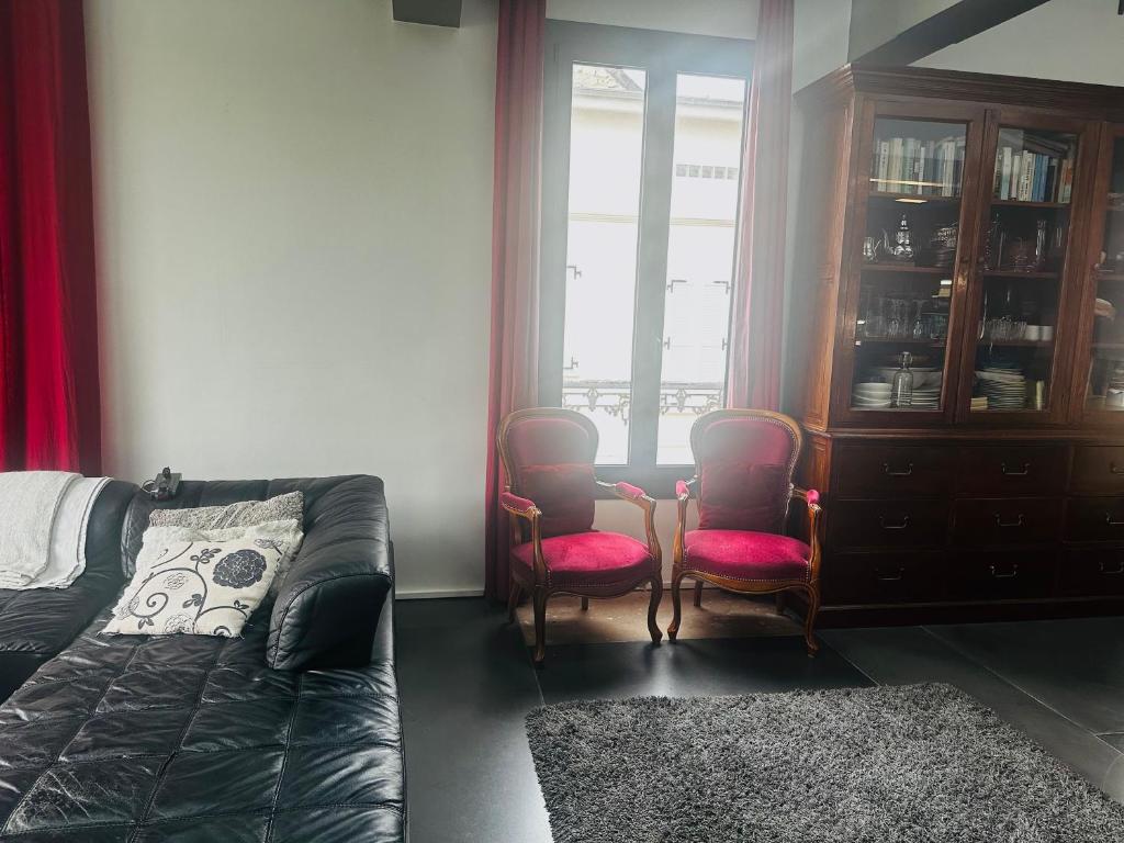 a living room with a couch and two chairs at LOFT A 15 MINUTES DE PARIS ET 30 MINUTES DISNEY in Parc Saint-Maur