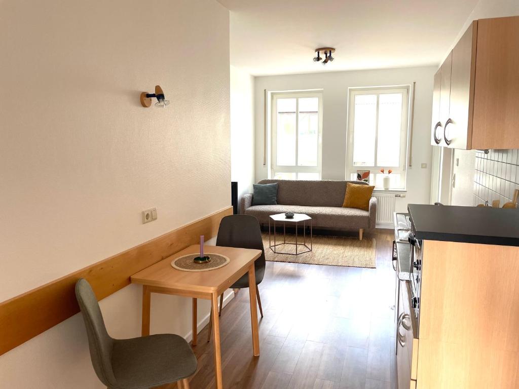a living room with a couch and a table at Ferienwohnung Röttgen in Winningen