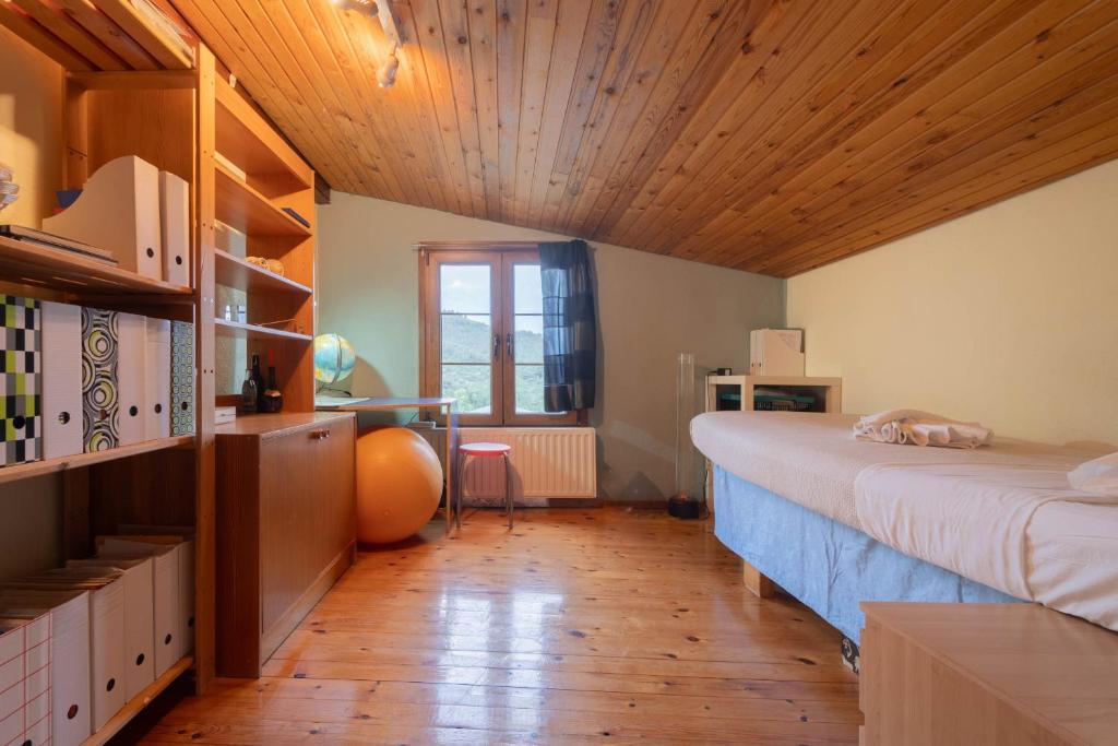 Posteľ alebo postele v izbe v ubytovaní Nerida's-Traditional 3 BR Townhouse-BBQ-View