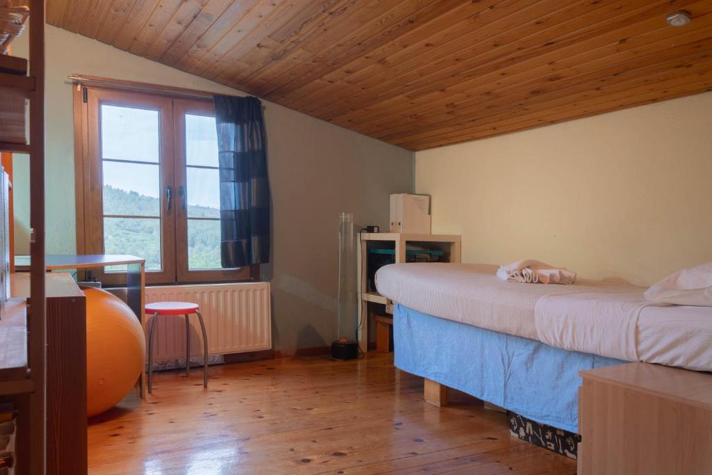 Posteľ alebo postele v izbe v ubytovaní Nerida's-Traditional 3 BR Townhouse-BBQ-View
