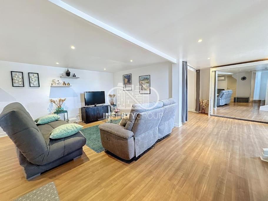 un salon avec deux canapés et une télévision dans l'établissement Grand 2p Proche Palais - Boulevard Delaup Cannes, à Cannes