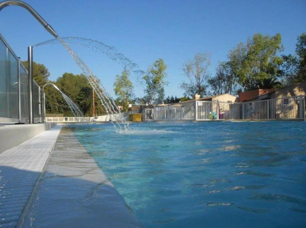 une grande piscine avec une fontaine dans l'établissement T3 Piscine Plage Parking, à Six-Fours-les-Plages