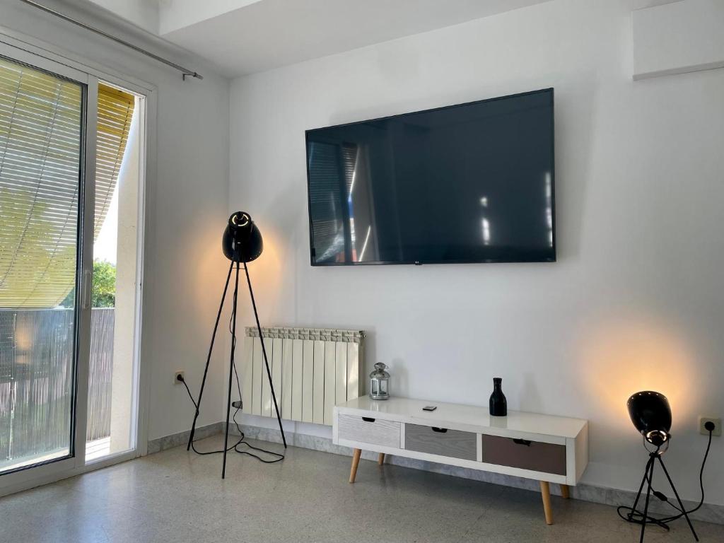 Televízia a/alebo spoločenská miestnosť v ubytovaní Apartamentos Port Marina