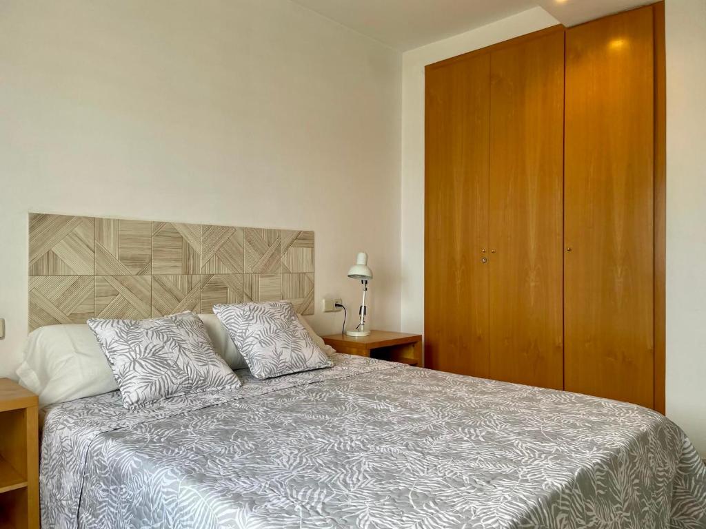 Posteľ alebo postele v izbe v ubytovaní Apartamentos Port Marina
