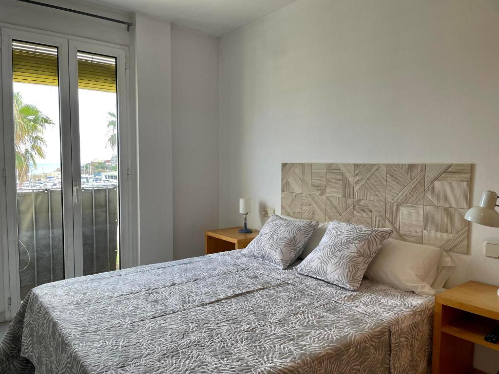 Posteľ alebo postele v izbe v ubytovaní Apartamentos Port Marina