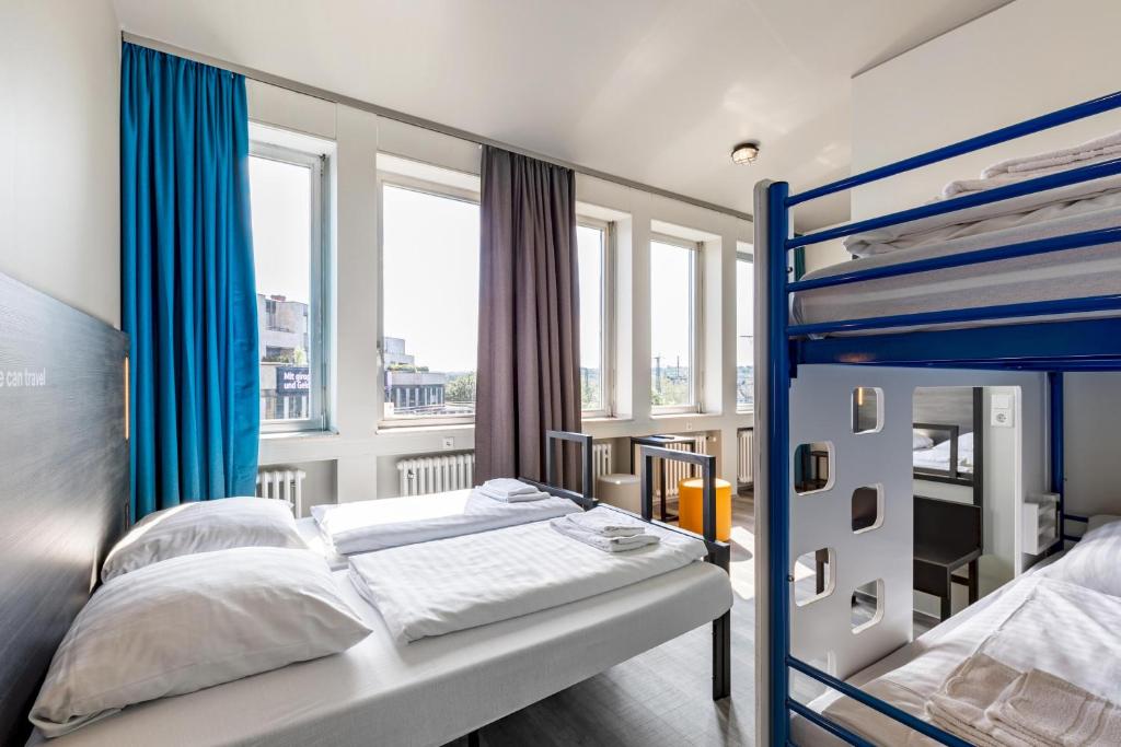 Postel nebo postele na pokoji v ubytování a&o Aachen Hauptbahnhof