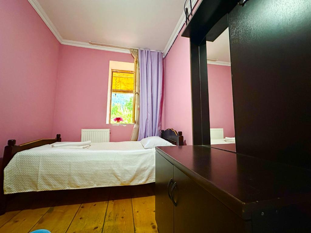 Postel nebo postele na pokoji v ubytování Mziuri Guest House