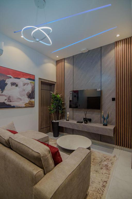 TV a/nebo společenská místnost v ubytování One90 Apartment