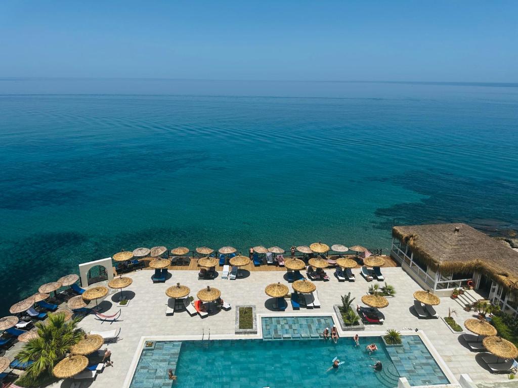 Bazén v ubytování Manolya Hotel nebo v jeho okolí
