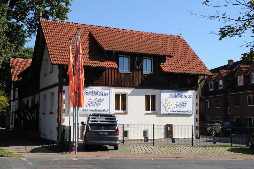 una furgoneta estacionada frente a un edificio en Hotel und Gästehaus Will en Hannover