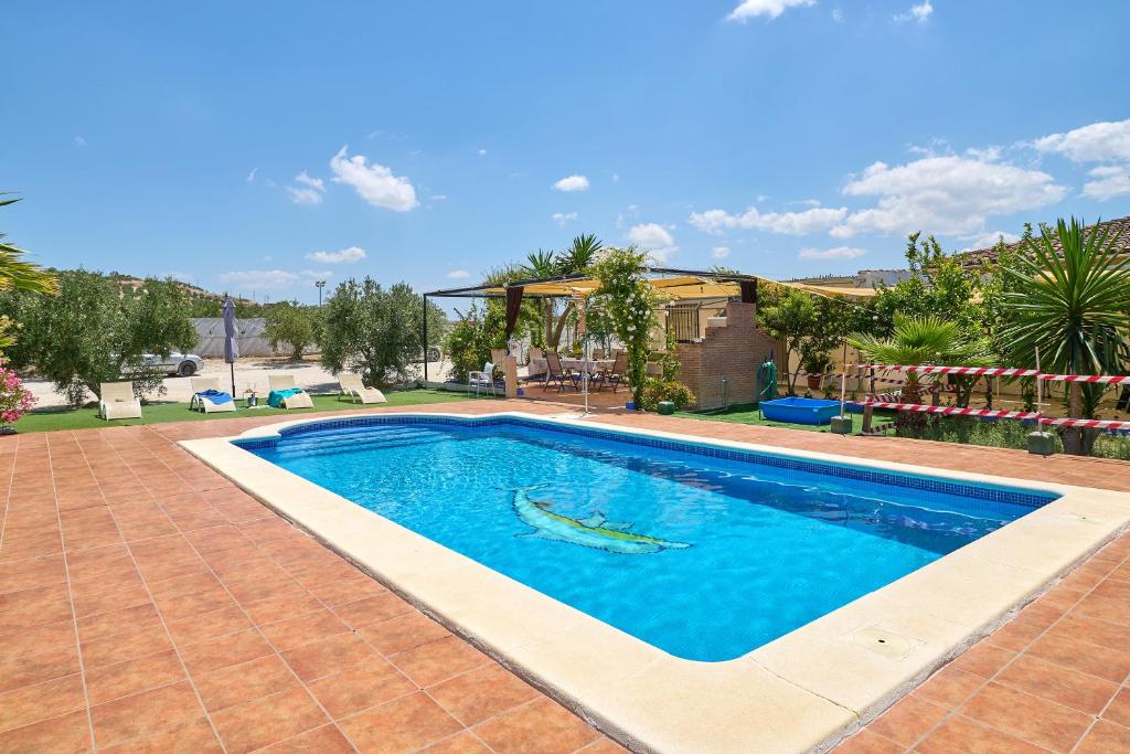une piscine au milieu d'une cour dans l'établissement Casa rural la brisa, à Baena