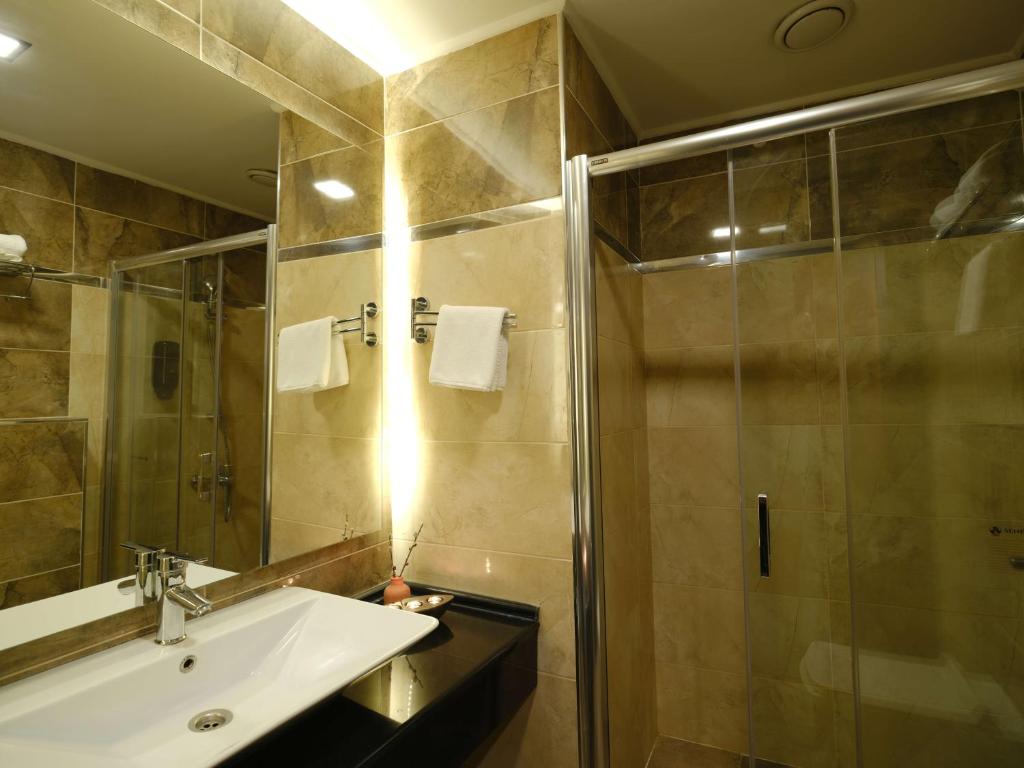 Koupelna v ubytování SennaCity Hotel