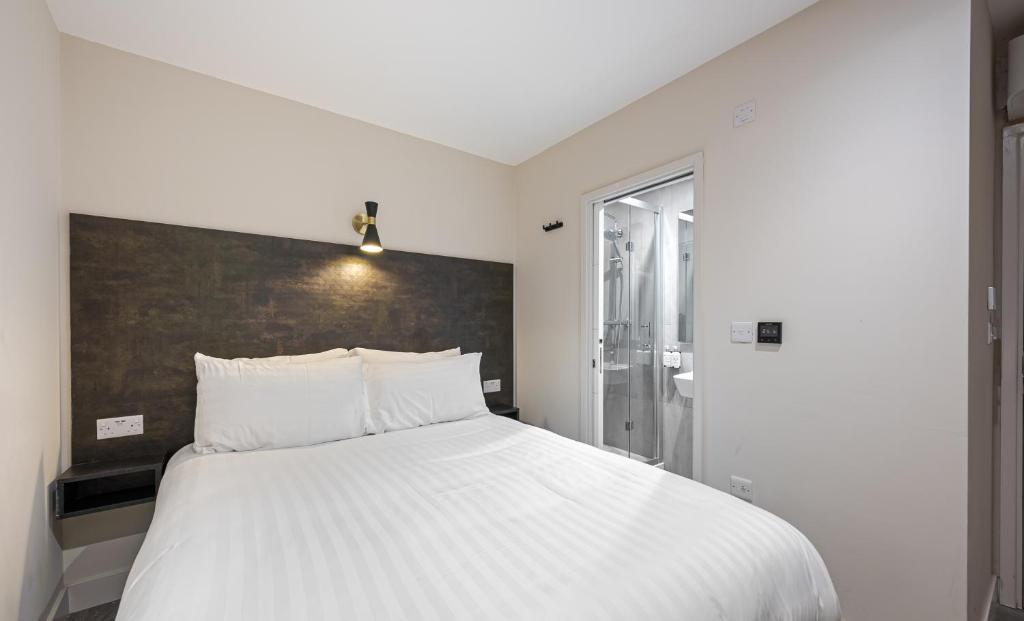 Postel nebo postele na pokoji v ubytování King's Cross Express Inn